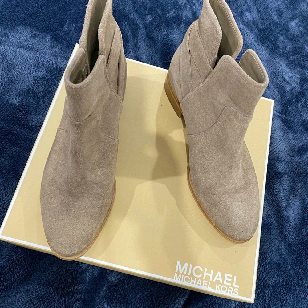 ⭐️PRICE⬇️  
Michael Kors - Khaki Salem Bootie - 7M - Picture 2 of 10